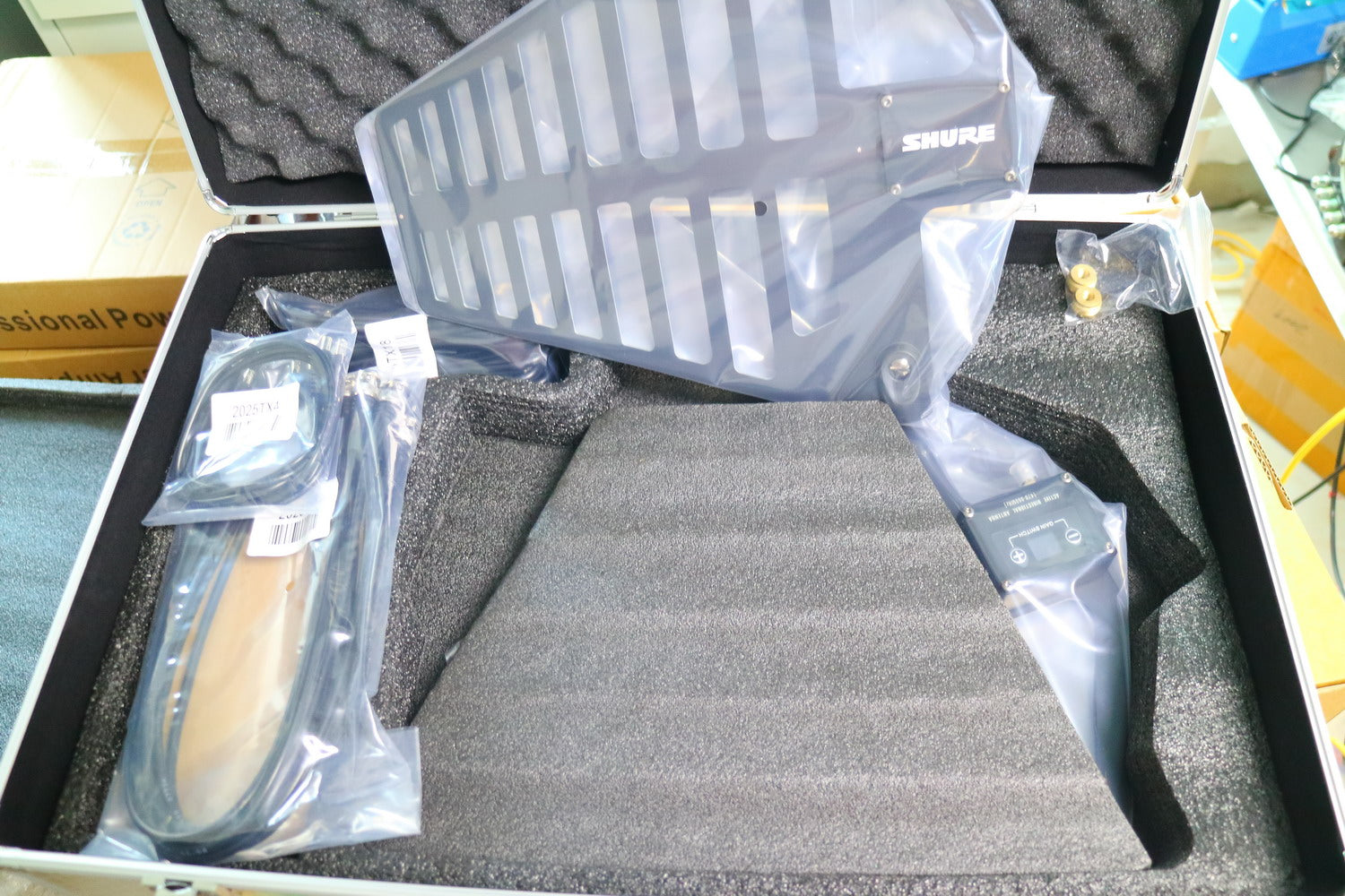 UA848 Digital Antenna Distribution Amplifier for Wireless Microphone Systems UHF 470-960MHz Signal Booster with Anti-Interference Long Range Secure Encryption Crystal-Clear Audio for Stage KTV Live Streaming Church